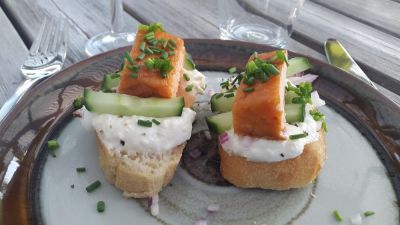 Forret med varmrøget laks og rygeostcreme.jpg