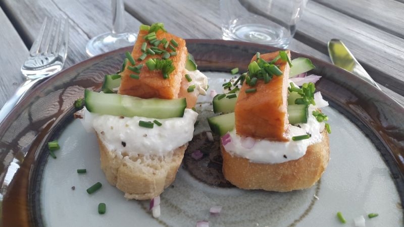 File:Forret med varmrøget laks og rygeostcreme.jpg